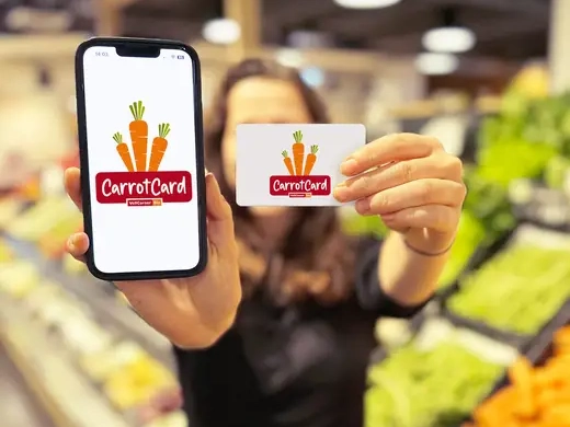 Frau h&auml;lt Handy und CarrotCard in die Kamera