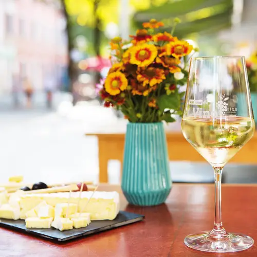Wein und K&auml;se