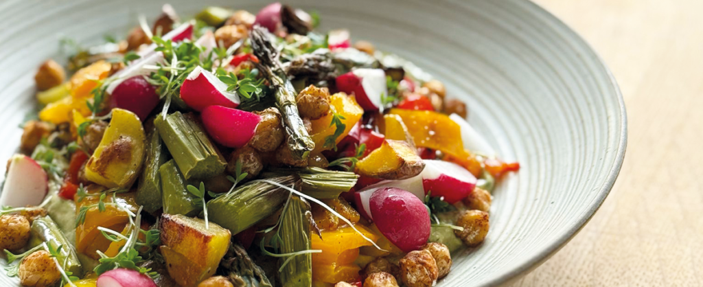 Frühlingsgemüse auf Feta-Creme