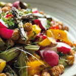 Frühlingsgemüse auf Feta-Creme
