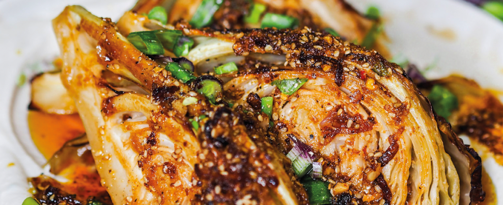 Miso Kohl auf Tahin-Joghurt Dip