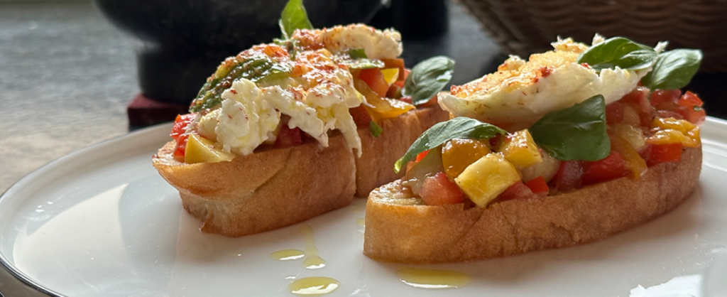 Pfirsich-Tomaten-Bruschetta