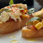 Pfirsich-Tomaten-Bruschetta